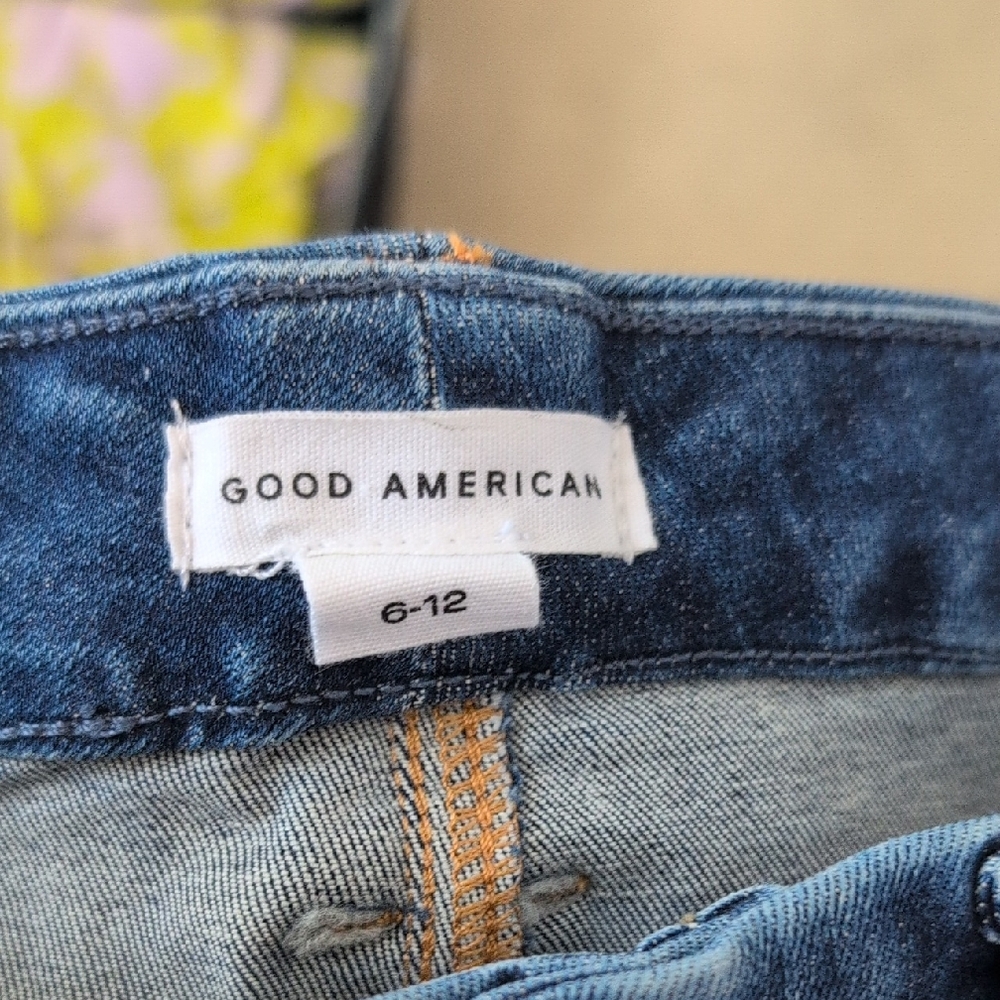 Good American Classic Blue Jeans In Kick Flare Style